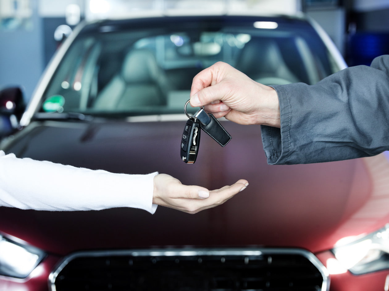 お客様にキーを渡すイメージ