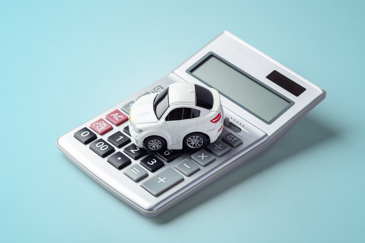 計算機と車の模型