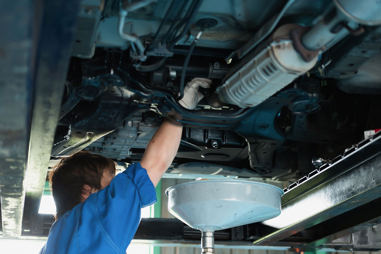 自動車を整備しているイメージ