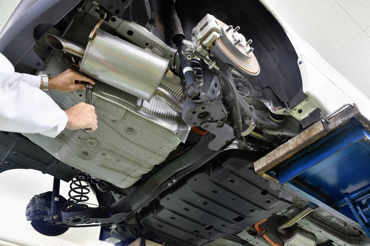 自動車を整備しているイメージ