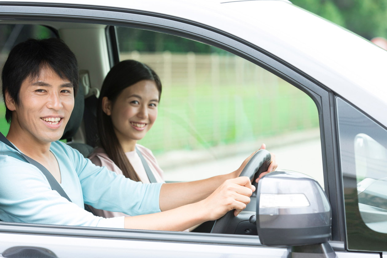 ドライブをする男女