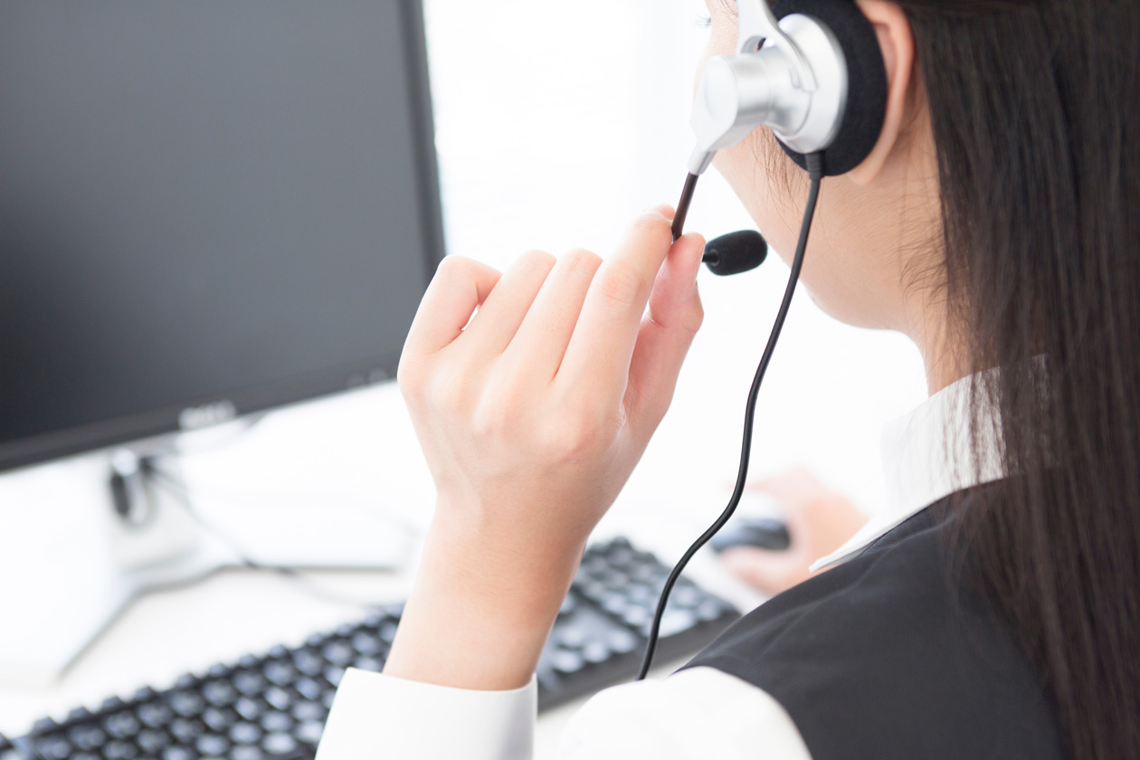 インカムをつけている女性