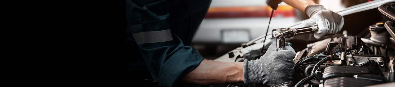 自動車を整備しているイメージ